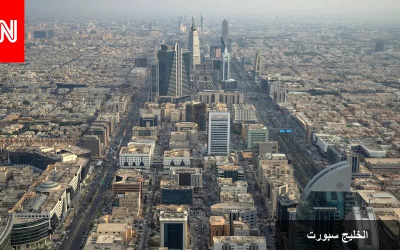 اعتقال سائق مركبة مسروقة في الرياض بعد صدمه شخصًا وحادث هروب مثير