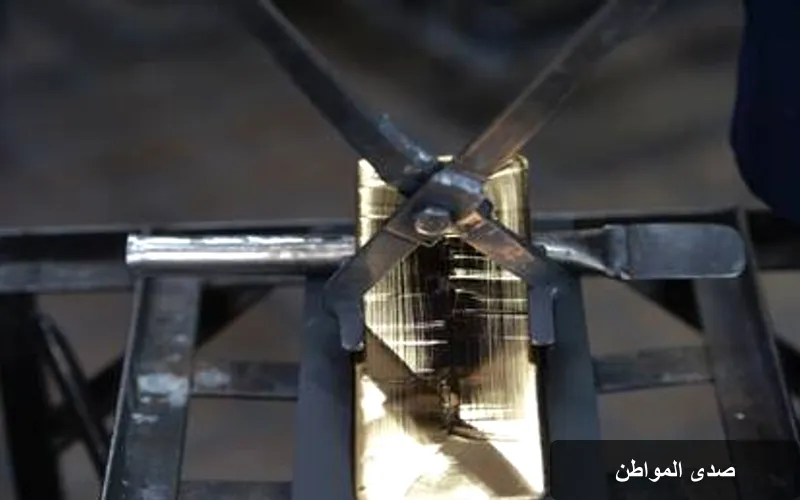 الذهب ينخفض بعد ارتفاعه القياسي: المستثمرون يجنون الأرباح