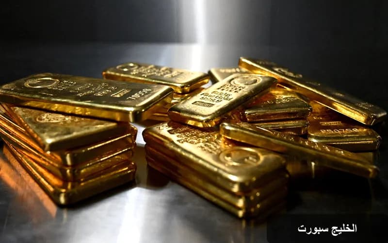قفزات الذهب وسط تراجع الدولار وانخفاض أسعار النفط: تحليل شامل