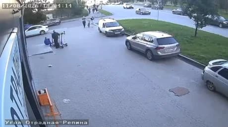 حادث مروع في يكاتيرينبورغ: سيارة لامبورغيني تدهس شاباً أثناء جلوسه على الشرفة