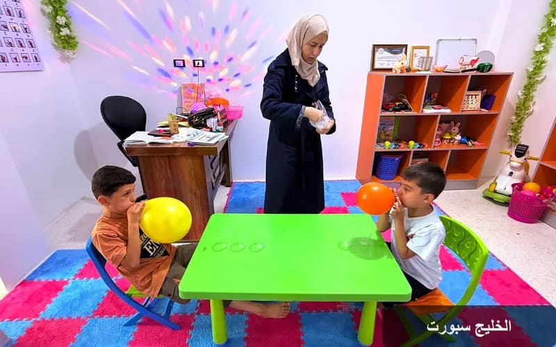 عيادة مبتكرة في إدلب: تأهيل السمع والنطق للأطفال في ظل نقص المراكز المتخصصة