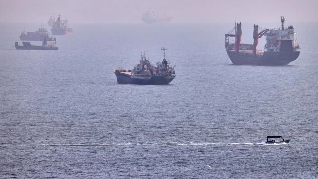 تجدد التوترات بين إيران والولايات المتحدة: مضيق هرمز يبقى مغلقًا والأزمات تتصاعد