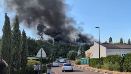 حريق ضخم يكتسح سماء باريس بالقرب من مطار شارل ديغول