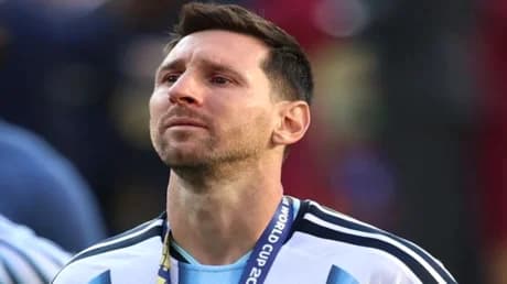 ميسي يفكر في الاعتزال بعد وفاة والده: لحظات مؤلمة ومشاعر متضاربة