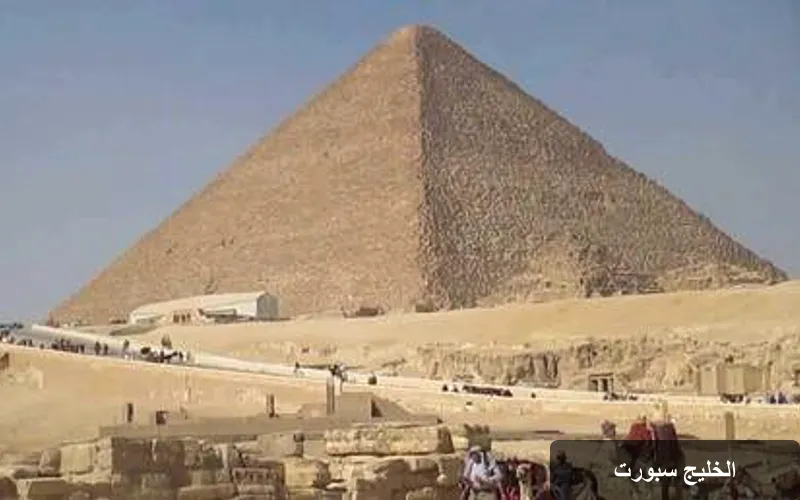 تفاصيل جديدة حول حادثة خادشة للآداب أمام الأهرامات المصرية