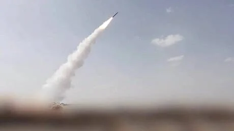 تصعيد عسكري في اليمن: الحوثيون يهاجمون ميناء المخا بصواريخ باليستية